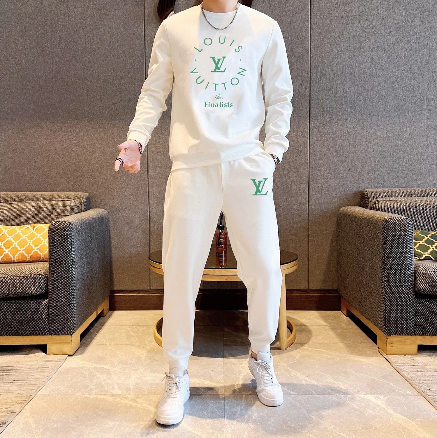 🅿️380 [LV Louis Vuitton] (Fat Man Gospel) hot-selling suit is coming. Focus on the original version of the official website. 2025 new hot-selling sweatshirt suit. The original order is hard to buy🇭🇰. It is the meticulous work of top designers for a fitting and perfect upper body effect. All-natural high-quality Roman cotton 100%, close-fitting comfort, noble and elegant! Original hardware embodies elegance and nobility! Counter size: M-5XL (maximum wear up to 220 pounds)